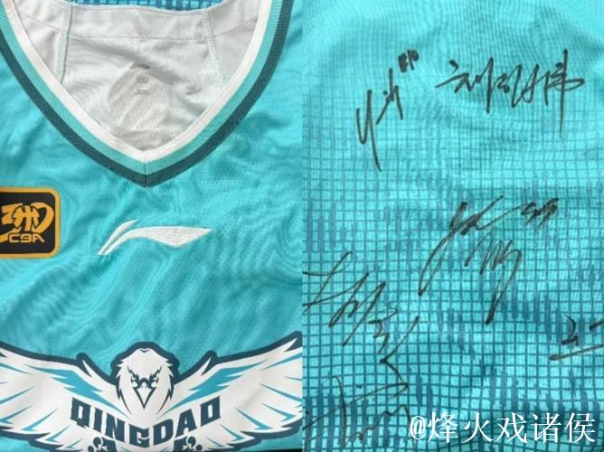 杨瀚森赛前耐心为国外小球迷签名，小球迷的可爱反应超吸睛！